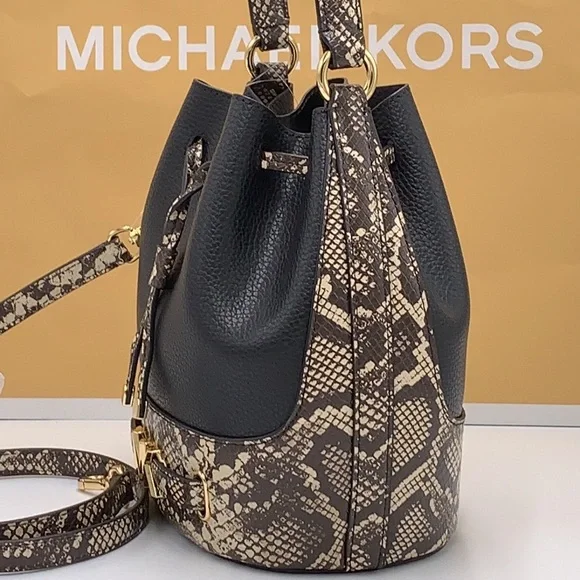 MICHAEL KORS 
Reed Md Pebbled Leather Belted Bucket Messenger Satchel Crossbody - Picture 15 of 16